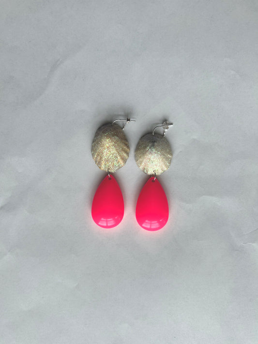 Albueskæl med glimmer og pink vedhæng